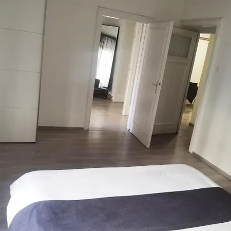 Two Bedroom Museum Lägenhet Belgrad